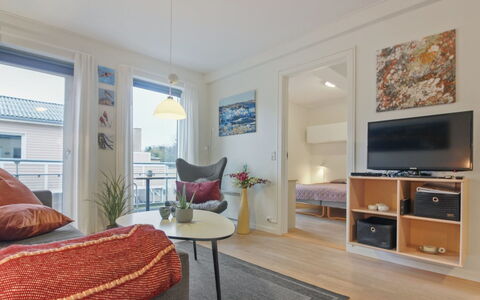 Gjuro - 50M from the Sea: Hout, Meubilair, Appartement, Kamer, Plafond, Beits, Stoel, Hardwood, Vernis, Timmerhout