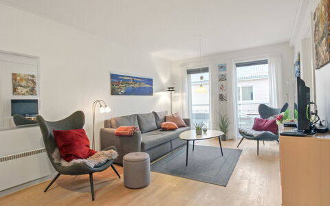 Gjuro - 50M from the Sea: Hout, Meubilair, Appartement, Kamer, Plafond, Beits, Stoel, Hardwood, Vernis, Timmerhout