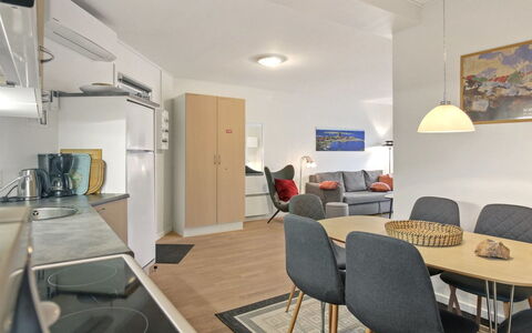 Gjuro - 50M from the Sea: Hout, Meubilair, Appartement, Kamer, Plafond, Beits, Stoel, Hardwood, Vernis, Timmerhout