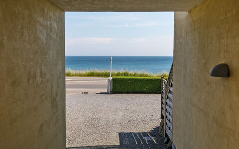 Gjuro - 50M from the Sea: Hout, Meubilair, Appartement, Kamer, Plafond, Beits, Stoel, Hardwood, Vernis, Timmerhout