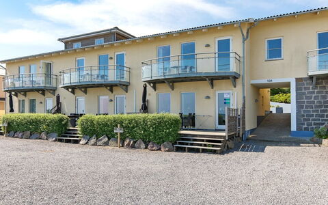 Gjuro - 50M from the Sea: Hout, Meubilair, Appartement, Kamer, Plafond, Beits, Stoel, Hardwood, Vernis, Timmerhout