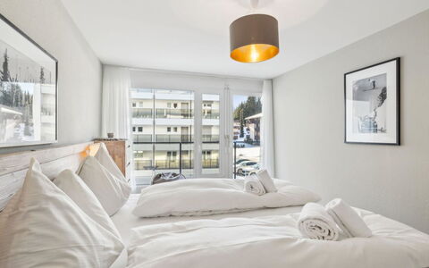 Nr.43 Haus Sotmirana: Hout, Interieur Ontwerp, Appartement, Huis, Meubilair, Slaapkamer, Bed, Plafond, Bedding, Hoofdkussen