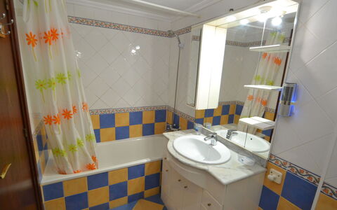 Sevilla: Wastafel, Eigendom, Loodgieterswerkinrichting, Wastafel In De Badkamer, Badkamer, Gebouw, Kraan, Interieur Ontwerp, Verdieping