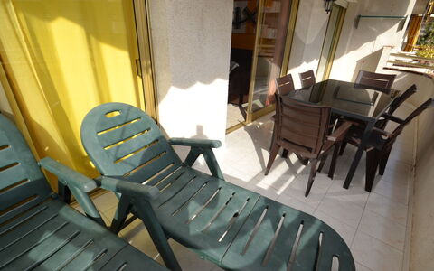 Sevilla: Meubilair, Fabriek, Eigendom, Stoel, Interieur Ontwerp, Kamerplant, Armleuning, Flooring, Hout, Verdieping