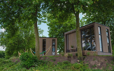 Tiny River House: Water, Gebouw, Lucht, Wolk, Dag, Eigendom, Fabriek, Licht, Natuur, Groen