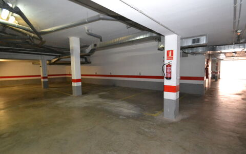 La Pineda 704: Parking, Samengesteld Materiaal, Gas, Gebouw, Weg, Plafond, Stad, Beton, Parkeerplaats