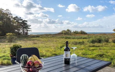 Kajsa - 50M from the Sea: Gras, Huis, Dak, Huis, Verblijf, Struik, Land Lot, Landelijk Gebied, Boerderij, Groundcover