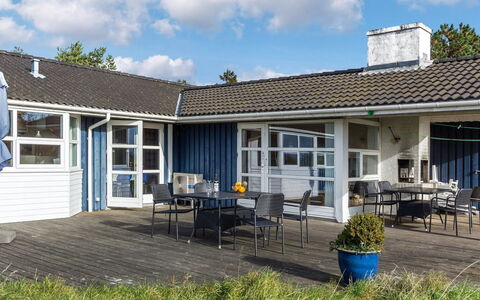 Kajsa - 50M from the Sea: Gras, Huis, Dak, Huis, Verblijf, Struik, Land Lot, Landelijk Gebied, Boerderij, Groundcover