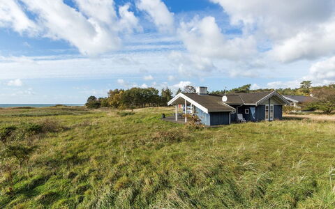 Kajsa - 50M from the Sea: Gras, Huis, Dak, Huis, Verblijf, Struik, Land Lot, Landelijk Gebied, Boerderij, Groundcover