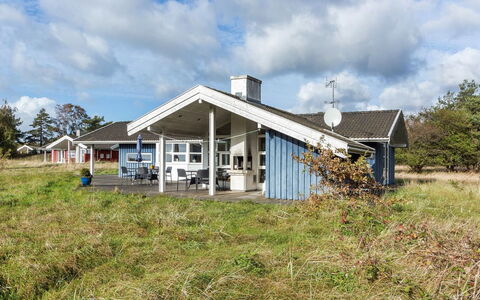 Kajsa - 50M from the Sea: Gras, Huis, Dak, Huis, Verblijf, Struik, Land Lot, Landelijk Gebied, Boerderij, Groundcover