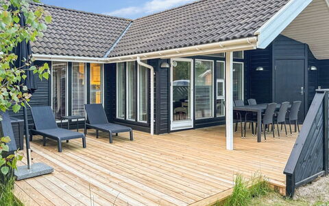 Greta - 200M from the Sea: Hout, Dak, Huis, Verblijf, Schaduw, Veranda, Dek, Plank, Siding, Hardwood