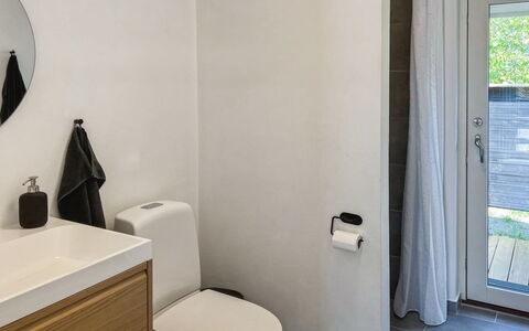 Greta - 200M from the Sea: Flooring, Wc Bril, Verdieping, Loodgieterswerkinrichting, Muur, Toilet, Badkamer, Interieur Ontwerp, Hout, Badkamerkast