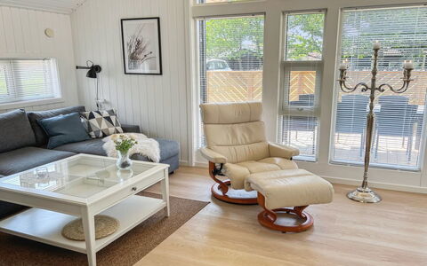 Greta - 200M from the Sea: Meubilair, Hout, Flooring, Interieur Ontwerp, Woonkamer, Verdieping, Houten Vloer, Verlichting, Huis, Kamer