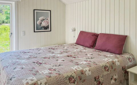 Greta - 200M from the Sea: Hout, Slaapkamer, Linens, Laken, Textiel, Bed, Interieur Ontwerp, Verdieping, Flooring, Bedding