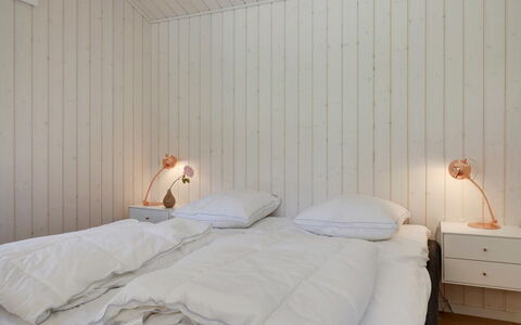Anarosa - 200M from the Sea: Slaapkamer, Hout, Bed, Laken, Plafond, Interieur Ontwerp, Bedding, Flooring, Verdieping, Verlichting