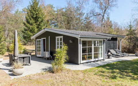 Zeytun - 800M from the Sea: Hout, Meubilair, Appartement, Kamer, Plafond, Beits, Stoel, Hardwood, Vernis, Timmerhout