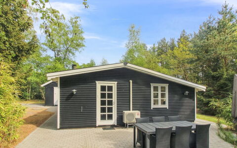 Zeytun - 800M from the Sea: Hout, Meubilair, Appartement, Kamer, Plafond, Beits, Stoel, Hardwood, Vernis, Timmerhout