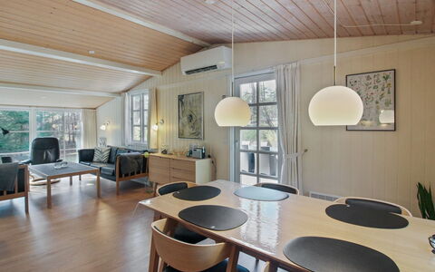Zeytun - 800M from the Sea: Hout, Meubilair, Appartement, Kamer, Plafond, Beits, Stoel, Hardwood, Vernis, Timmerhout