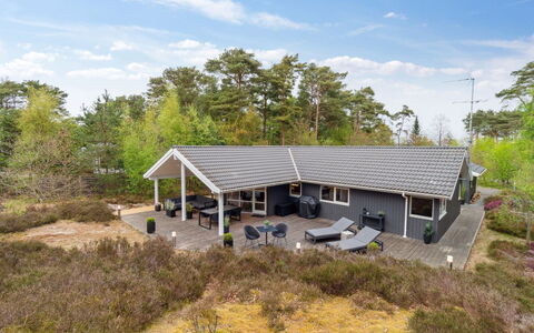 Bergulv - 75M from the Sea: Hout, Meubilair, Appartement, Kamer, Plafond, Beits, Stoel, Hardwood, Vernis, Timmerhout