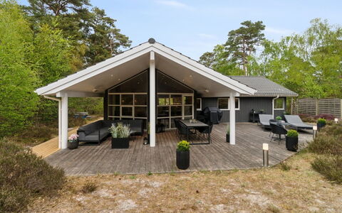 Bergulv - 75M from the Sea: Hout, Meubilair, Appartement, Kamer, Plafond, Beits, Stoel, Hardwood, Vernis, Timmerhout