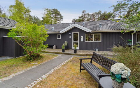 Bergulv - 75M from the Sea: Hout, Meubilair, Appartement, Kamer, Plafond, Beits, Stoel, Hardwood, Vernis, Timmerhout