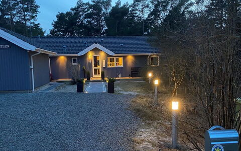 Bergulv - 75M from the Sea: Hout, Meubilair, Appartement, Kamer, Plafond, Beits, Stoel, Hardwood, Vernis, Timmerhout