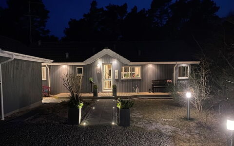 Bergulv - 75M from the Sea: Hout, Meubilair, Appartement, Kamer, Plafond, Beits, Stoel, Hardwood, Vernis, Timmerhout