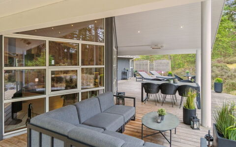 Bergulv - 75M from the Sea: Hout, Meubilair, Appartement, Kamer, Plafond, Beits, Stoel, Hardwood, Vernis, Timmerhout