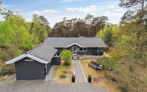 Bergulv - 75M from the Sea: Hout, Meubilair, Appartement, Kamer, Plafond, Beits, Stoel, Hardwood, Vernis, Timmerhout