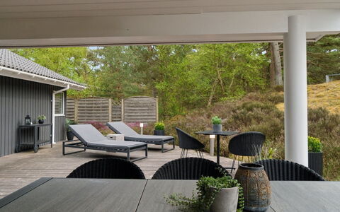 Bergulv - 75M from the Sea: Hout, Meubilair, Appartement, Kamer, Plafond, Beits, Stoel, Hardwood, Vernis, Timmerhout