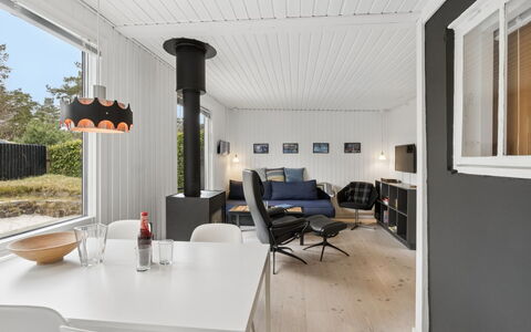 Talvikki - 250M from the Sea: Hout, Meubilair, Appartement, Kamer, Plafond, Beits, Stoel, Hardwood, Vernis, Timmerhout