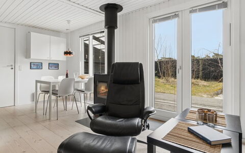 Talvikki - 250M from the Sea: Hout, Meubilair, Appartement, Kamer, Plafond, Beits, Stoel, Hardwood, Vernis, Timmerhout