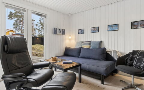 Talvikki - 250M from the Sea: Hout, Meubilair, Appartement, Kamer, Plafond, Beits, Stoel, Hardwood, Vernis, Timmerhout