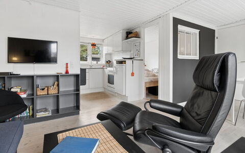 Talvikki - 250M from the Sea: Hout, Meubilair, Appartement, Kamer, Plafond, Beits, Stoel, Hardwood, Vernis, Timmerhout