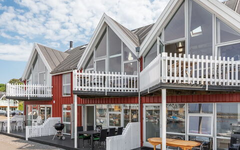 Eija - 5M from the Sea: Hout, Dak, Architectuur, Huis, Huis, Verblijf, Siding, Hardwood, Helling, Landgoed