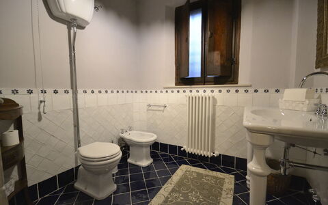 Villa Torreone: Spiegel, Loodgieterswerkinrichting, Wastafel, Wastafel In De Badkamer, Eigendom, Kraan, Gebouw, Badkamer, Purper, Interieur Ontwerp