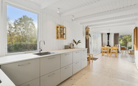 Anni - 250M from the Sea: Hout, Dak, Architectuur, Huis, Huis, Verblijf, Siding, Hardwood, Helling, Landgoed
