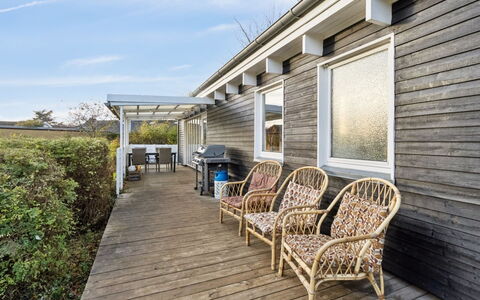 Anni - 250M from the Sea: Hout, Dak, Architectuur, Huis, Huis, Verblijf, Siding, Hardwood, Helling, Landgoed