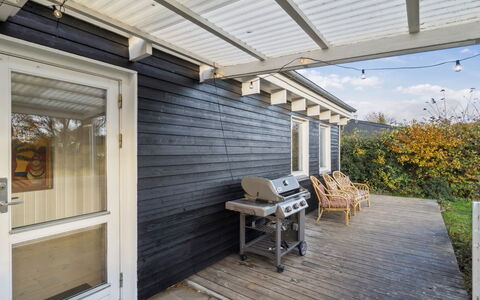 Anni - 250M from the Sea: Hout, Dak, Architectuur, Huis, Huis, Verblijf, Siding, Hardwood, Helling, Landgoed