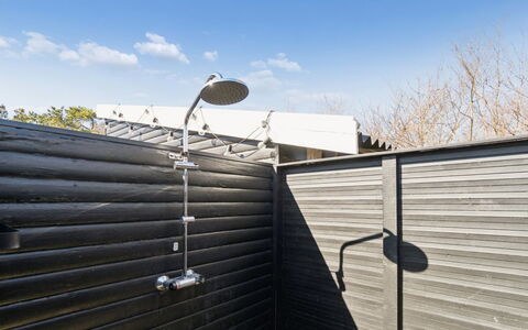 Aida - 400M from the Sea: Huis, Dak, Huis, Verblijf, Struik, Groundcover, Landgoed, Boerderij, Siding, Garden Gebouwen