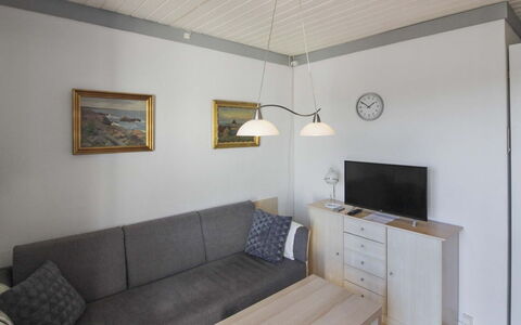 Fränze - 6Km from the Sea: Hout, Meubilair, Appartement, Kamer, Plafond, Beits, Stoel, Hardwood, Vernis, Timmerhout