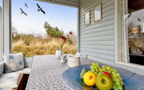 Bondi - 150M from the Sea: Hout, Meubilair, Appartement, Kamer, Plafond, Beits, Stoel, Hardwood, Vernis, Timmerhout