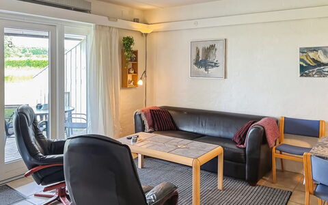 Erica - 6Km from the Sea: Meubilair, Flooring, Interieur Ontwerp, Verdieping, Hout, Bankstel, Kamer, Tafel, Plafond, Woonkamer