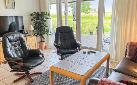 Erica - 6Km from the Sea: Meubilair, Flooring, Interieur Ontwerp, Verdieping, Stoel, Hout, Kamer, Tafel, Woonkamer, Verlichting