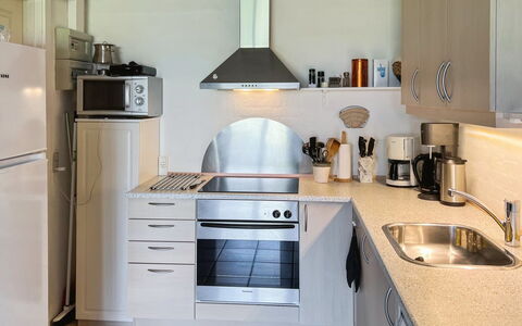 Erica - 6Km from the Sea: Toestel Van De Keuken, Keuken, Countertop, Meubilair, Major Appliance, Cabinetry, Interieur Ontwerp, Flooring, Huishoudapparatuur, Fornuis