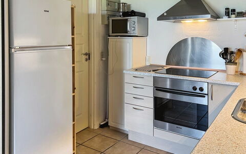 Erica - 6Km from the Sea: Toestel Van De Keuken, Keuken, Major Appliance, Countertop, Flooring, Huishoudapparatuur, Interieur Ontwerp, Hout, Cabinetry, Meubilair