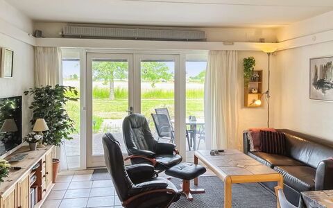 Erica - 6Km from the Sea: Meubilair, Interieur Ontwerp, Stoel, Flooring, Tafel, Toevlucht, Verdieping, Plafond, Kamer, Eco Hotel