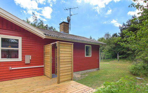 Majken - 300M from the Sea: Hout, Meubilair, Appartement, Kamer, Plafond, Beits, Stoel, Hardwood, Vernis, Timmerhout