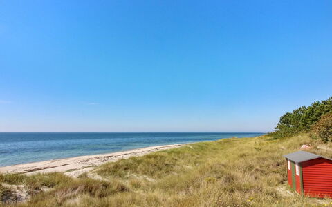 Majken - 300M from the Sea: Hout, Meubilair, Appartement, Kamer, Plafond, Beits, Stoel, Hardwood, Vernis, Timmerhout