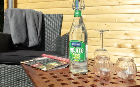 Heikki - 700M from the Sea: Hout, Meubilair, Appartement, Kamer, Plafond, Beits, Stoel, Hardwood, Vernis, Timmerhout